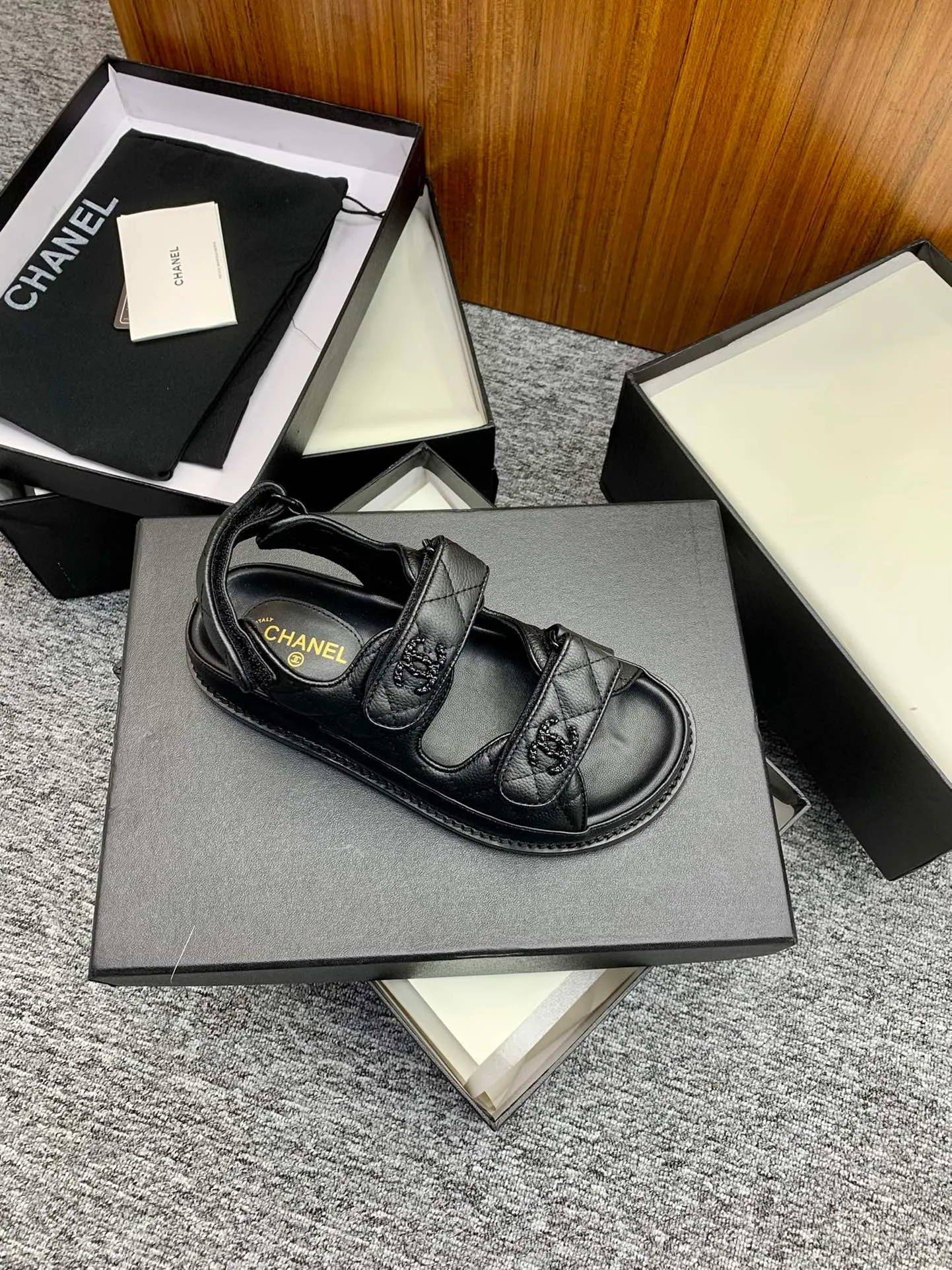 👟👟Ex-factory price 480👟👟 👑Crown👑Top purchasing version✈️ CHANEL Xiaoxiang 2022 spring and summer latest season double C Velcro casual sandals! Summer beach sandals 🏖️! A sandal that is super comfortable on your feet! A must-have classic! ✊Adhere to the original 1:1 mold customization! Feel free to compare! Give you a genuine foot feel! The first choice for high-end customers to purchase ❤️ [Material] 👑 Fabric: Original customized pebbled cowhide/satin buckle 👑 Lining: Original imported water-dyed sheepskin 👑 Outsole: Original open-molded genuine leather outsole [Number of yards] 35-41 (⚠️34/41 needs to be customized, non-refundable and non-exchangeable) [Packaging] 🎁Configured with original packaging